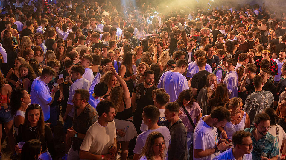 Die besten Bilder vom Samstag zeigen Tanzen und jede Menge Spaß. Die besten Bilder vom Samstag zeigen Tanzen und jede Menge Spaß.