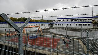Stacheldraht umgibt die Container des Ausreisegewahrsams am Hamburger Flughafen. (Archivbild)