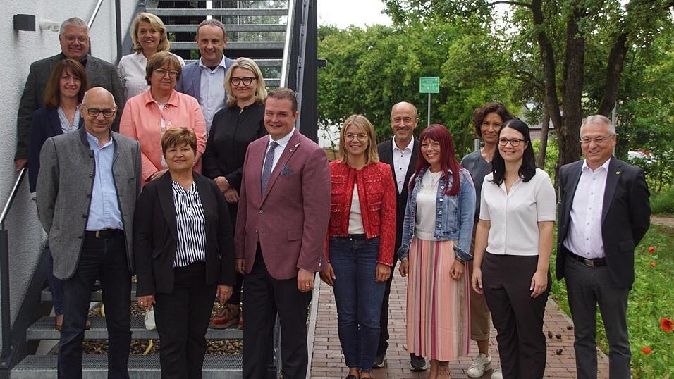 Die Verantwortlichen des ILE-Zweckverbandes Vorderer Bayerischer Wald. Neuer Vorsitzender ist der Bernhardswalder Bürgermeister Florian Obermeier (vorne, Dritter von links). Links daneben sind seine Vorgängerin Irmgard Sauerer und sein Stellvertreter Thomas Schwarzfischer zu sehen. Die Verantwortlichen des ILE-Zweckverbandes Vorderer Bayerischer Wald. Neuer Vorsitzender ist der Bernhardswalder Bürgermeister Florian Obermeier (vorne, Dritter von links). Links daneben sind seine Vorgängerin Irmgard Sauerer und sein Stellvertreter Thomas Schwarzfischer zu sehen.