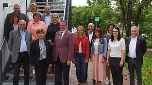 Die Verantwortlichen des ILE-Zweckverbandes Vorderer Bayerischer Wald. Neuer Vorsitzender ist der Bernhardswalder Bürgermeister Florian Obermeier (vorne, Dritter von links). Links daneben sind seine Vorgängerin Irmgard Sauerer und sein Stellvertreter Thomas Schwarzfischer zu sehen. Die Verantwortlichen des ILE-Zweckverbandes Vorderer Bayerischer Wald. Neuer Vorsitzender ist der Bernhardswalder Bürgermeister Florian Obermeier (vorne, Dritter von links). Links daneben sind seine Vorgängerin Irmgard Sauerer und sein Stellvertreter Thomas Schwarzfischer zu sehen.