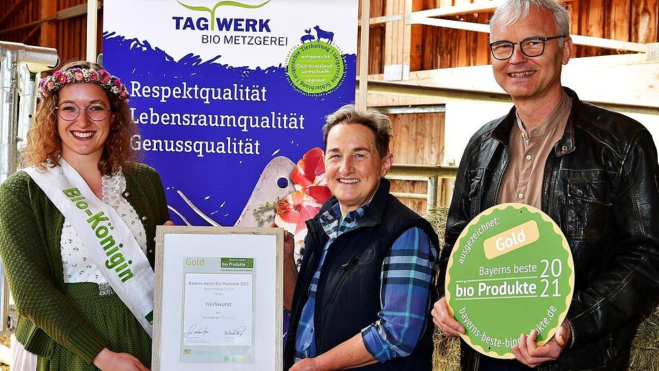 Die Repräsentantin von rund 11 000 bayerischen Biobauern übergab Urkunde und Goldmedaille an Metzgermeisterin Sieglinde Schütz (Mitte) und Geschäftsführer Reinhard Gromotka. Die Repräsentantin von rund 11 000 bayerischen Biobauern übergab Urkunde und Goldmedaille an Metzgermeisterin Sieglinde Schütz (Mitte) und Geschäftsführer Reinhard Gromotka.