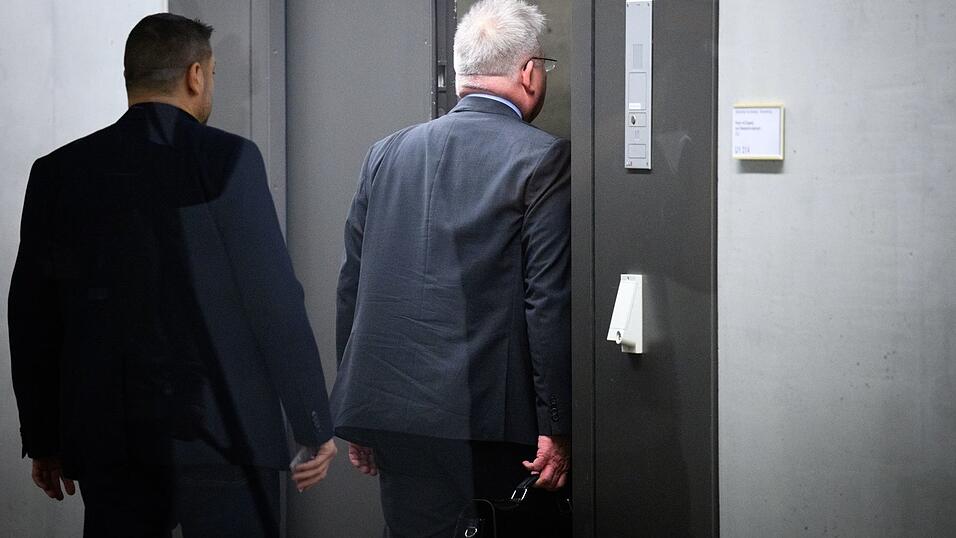 Das Parlamentarische Kontrollgremium (PKGr) ist für die Kontrolle der Nachrichtendienste des Bundes zuständig. Der Inhalt der Sitzungen des Gremiums ist geheim. Lediglich ein Mal pro Jahr gibt es eine öffentliche Sitzung.