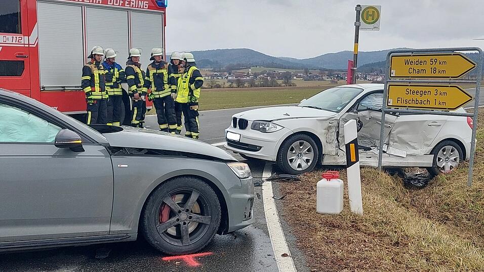 Der Fahrer des wei&szlig;en BMW ist schwer-, sein Beifahrer und der Audi-Fahrer sind leichtverletzt.