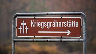 Laut Polizei wurden die Kerzen mutma&szlig;lich am sp&auml;ten Samstagabend auf der Kriegsgr&auml;berst&auml;tte platziert. (Symbolbild)