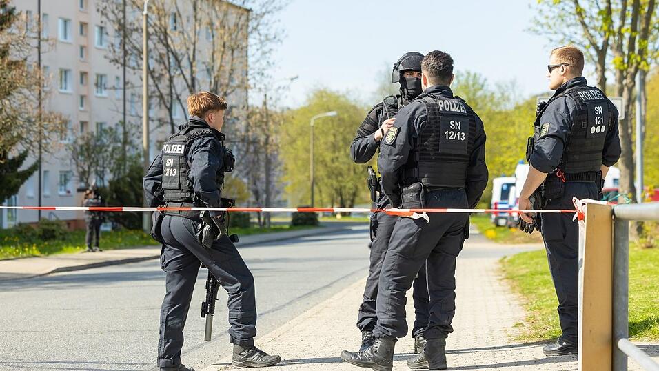 In Sachsen sind zwei Leichen und ein Schwerverletzter im Bereich eines Mehrfamilienhauses gefunden worden.