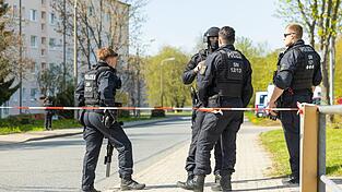 In Sachsen sind zwei Leichen und ein Schwerverletzter im Bereich eines Mehrfamilienhauses gefunden worden.