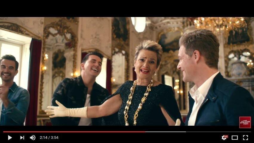 Die Gruppe Klubbb 3 und Gloria von Thurn und Taxis singen gemeinsam.