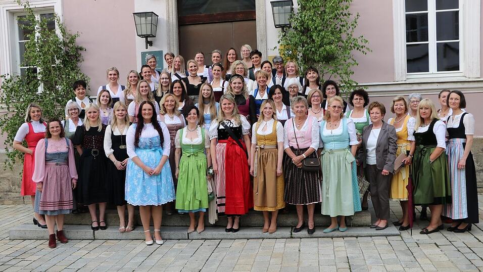 Vor dem ehemaligen Amtsgericht stellten sich die Pfingstbr&auml;ute zu einem Erinnerungsfoto zusammen.