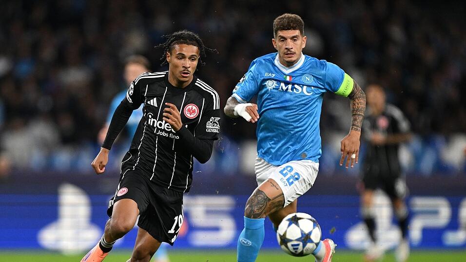 Eintracht Frankfurt um Jean-Mattéo Bahoya (l) kam offensiv in der ersten Hälfte gegen die SSC Neapel überhaupt nicht zur Geltung. Eintracht Frankfurt um Jean-Mattéo Bahoya (l) kam offensiv in der ersten Hälfte gegen die SSC Neapel überhaupt nicht zur Geltung.