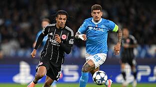 Eintracht Frankfurt um Jean-Mattéo Bahoya (l) kam offensiv in der ersten Hälfte gegen die SSC Neapel überhaupt nicht zur Geltung.