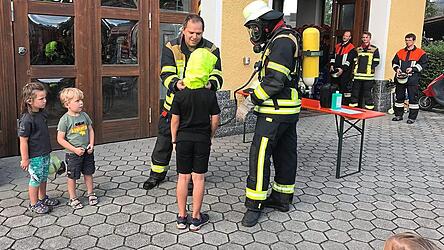 Zweiter Kommandant Nagler gab den Kindern Einblick ins Feuerwehrwesen.