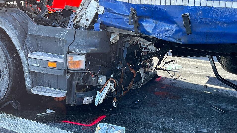 Kilometerlanger Stau am Donnerstagvormittag auf der Autobahn A9 zwischen Pfaffenhofen und Allershausen. Ein 71-jähriger Lkw-Fahrer aus dem Raum München übersah dabei das Stauende und kollidierte mit einem Sattelzug. Dabei kam der 71-Jährige ums Leben. Kilometerlanger Stau am Donnerstagvormittag auf der Autobahn A9 zwischen Pfaffenhofen und Allershausen. Ein 71-jähriger Lkw-Fahrer aus dem Raum München übersah dabei das Stauende und kollidierte mit einem Sattelzug. Dabei kam der 71-Jährige ums Leben.