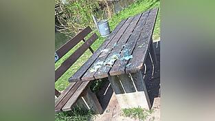 Nachdem sie am Wochenende im Stadtpark Scherben gesammelt hatte, schlug eine Anwohnerin Alarm und warnte vor den Folgen herumliegender Scherben im Stadtpark.