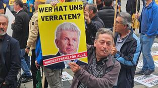 Die Taxler wurden am Dienstagmorgen auf dem Marienplatz mit ihrer Kritik an Oberbürgermeister Dieter Reiter sehr deutlich.