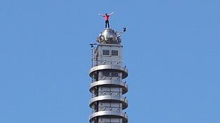 Nach dem Jubel auf der Spitze des Wolkenkratzers hat Alex Honnold ein Selfie mit seinem Smartphone geschossen.