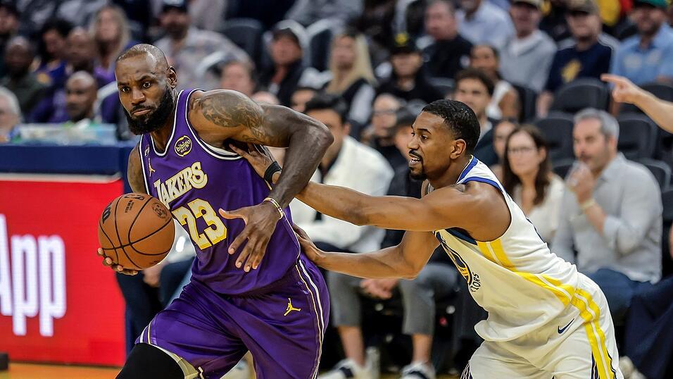 LeBron James (links) führte die Lakers zu einem Sieg bei den Warriors. LeBron James (links) führte die Lakers zu einem Sieg bei den Warriors.