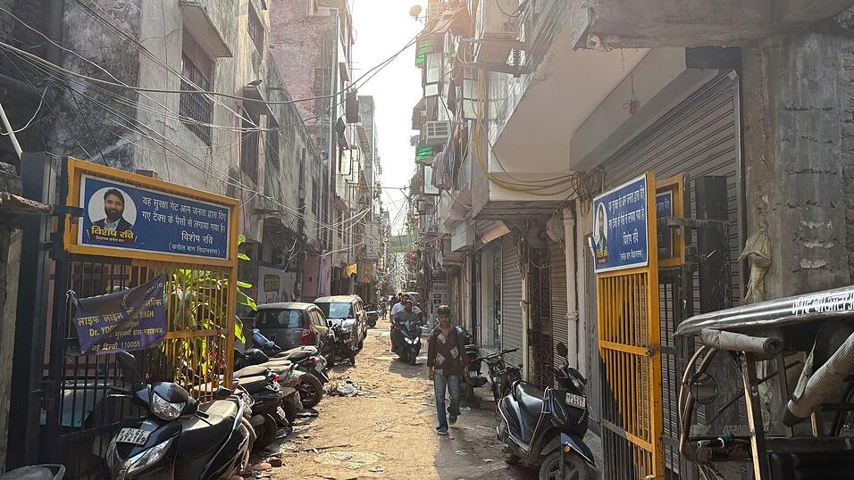 Blick auf eine Straße im Neu-Delhi-Viertel Paharganj, wo mehrere Organisationen zum Schutz von Straßenkindern angesiedelt sind. Blick auf eine Straße im Neu-Delhi-Viertel Paharganj, wo mehrere Organisationen zum Schutz von Straßenkindern angesiedelt sind.
