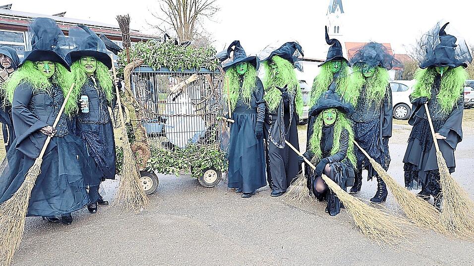 Hexen, Hexen! Die L&ouml;wen zogen auf Besen und mit gruseligem Gel&auml;chter durch den Marktplatz.