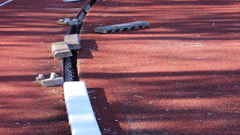 300 bis 500 Euro kostet die Stadt das Herrichten der Randsteine am Schulsportplatz.