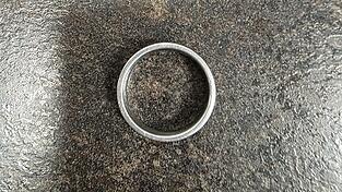 Im Inneren des Rings ist „Marlis 23.8.2013“ eingraviert.