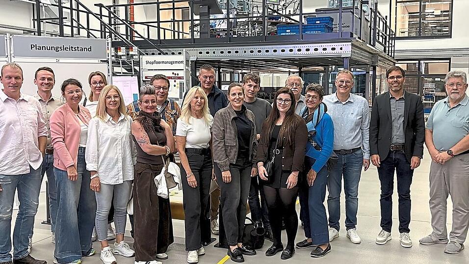Rund 20 Mitglieder und Gäste der Werbegemeinschaft Dingolfing nutzten ihren Stammtisch, um den Hochschulstandort, seine Forschung und die Lern- und Innovationsfabrik näher kennenzulernen. Rund 20 Mitglieder und Gäste der Werbegemeinschaft Dingolfing nutzten ihren Stammtisch, um den Hochschulstandort, seine Forschung und die Lern- und Innovationsfabrik näher kennenzulernen.