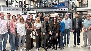 Rund 20 Mitglieder und Gäste der Werbegemeinschaft Dingolfing nutzten ihren Stammtisch, um den Hochschulstandort, seine Forschung und die Lern- und Innovationsfabrik näher kennenzulernen. Rund 20 Mitglieder und Gäste der Werbegemeinschaft Dingolfing nutzten ihren Stammtisch, um den Hochschulstandort, seine Forschung und die Lern- und Innovationsfabrik näher kennenzulernen.