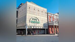Die Kaufhof-Filiale am Regensburger Neupfarrplatz ist gerettet. (Archivbild)