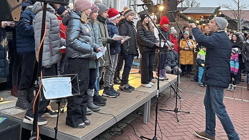Zahlreiche Gruppen, wie der Chor der Realschüler, trugen zur musikalischen Unterhaltung bei. Unter anderem spielten auch die Stattkapelle und die Gruppe Klangfarben.