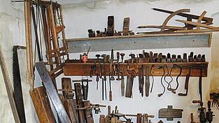 Im Anbau (um 1900) ist die Fassbinderwerkstatt untergebracht. Die Werkzeuge sind noch im Original erhalten.
