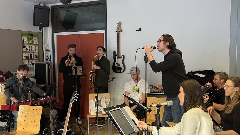 Viel Zeit investieren die Musiker in die Proben f&uuml;r die f&uuml;nf Konzerte.