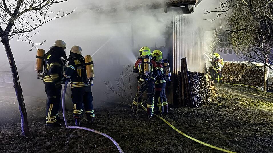 Durch L&ouml;schma&szlig;nahmen von mehreren Seiten konnte der Brand auf den Schuppen eingegrenzt werden.