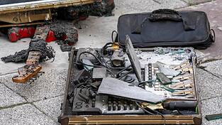 Eine verkohlte Gitarre und ein Mischpult zeugen davon, dass das Lokal lichterloh brannte. Eine verkohlte Gitarre und ein Mischpult zeugen davon, dass das Lokal lichterloh brannte.