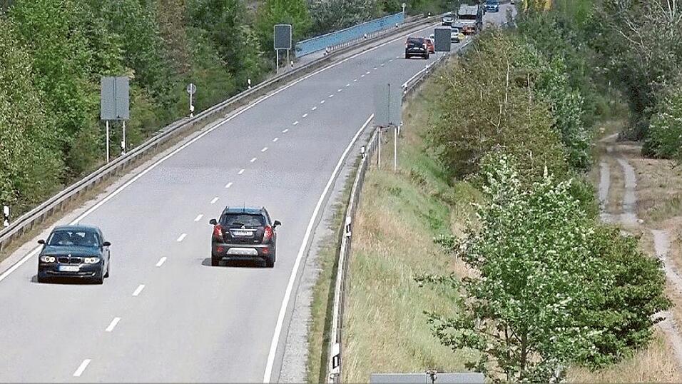 Auf der B16 durchschlug die Kugel das Fenster eines Wagens und verletzte den 47-J&auml;hrigen t&ouml;dlich.