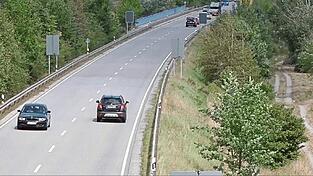 Auf der B16 durchschlug die Kugel das Fenster eines Wagens und verletzte den 47-Jährigen tödlich. Auf der B16 durchschlug die Kugel das Fenster eines Wagens und verletzte den 47-Jährigen tödlich.