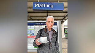Dass der Kaffee am Bahnhof Plattling gut schmeckte, war nur ein schwacher Trost. Bernhard Widmann ist bekennender Bahn-Fan, aber der Ärger wegen der ICE-Panne in Straubing ist groß.