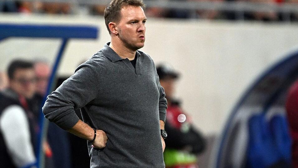 Julian Nagelsmann blickt skeptisch auf das Spielfeld.