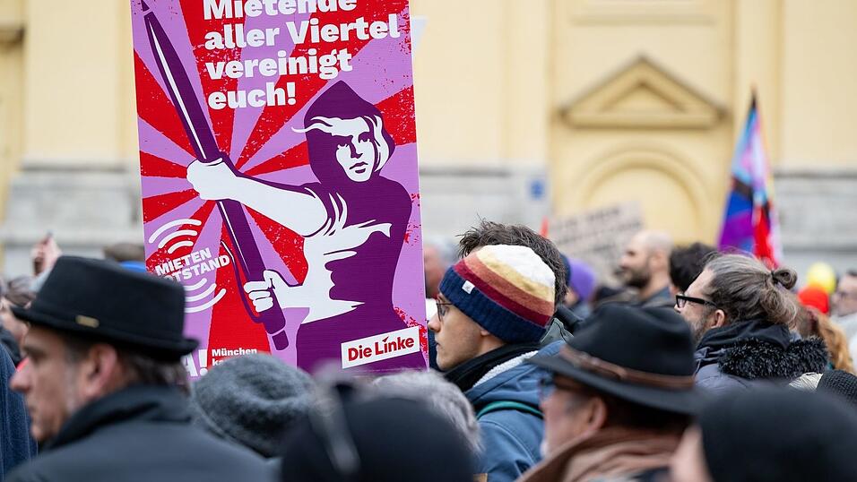 In M&uuml;nchen und anderen Gro&szlig;st&auml;dten formiert sich mittlerweile Widerstand gegen die stetig steigenden Mieten. Anders als Ifo-Pr&auml;sident Fuest fordern die Demonstranten jedoch eine Versch&auml;rfung der Mietpreisbremse. (Archivbild)