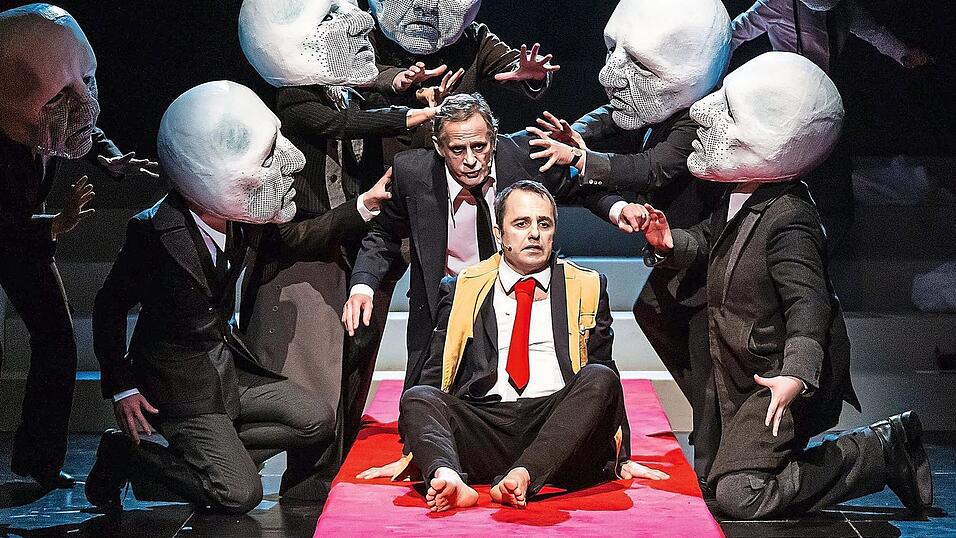 Regisseur Wolfgang Maria Bauer arbeitet in seiner Brecht-Inszenierung mit Verfremdungseffekten wie in dieser Ensemble-Szene mit Reinhard Peer (Arturo Ui, vorne) und Olaf Schürmann (Roma) Regisseur Wolfgang Maria Bauer arbeitet in seiner Brecht-Inszenierung mit Verfremdungseffekten wie in dieser Ensemble-Szene mit Reinhard Peer (Arturo Ui, vorne) und Olaf Schürmann (Roma)