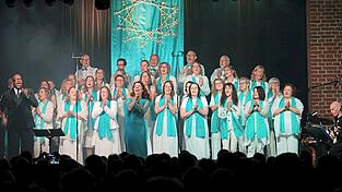 Die S&auml;ngerinnen und S&auml;nger von Soul of Mosaic erf&uuml;llten die Hopfenhalle mit den euphorischen Kl&auml;ngen der Gospelmusik.