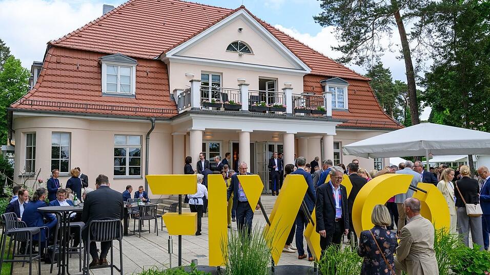 Das Ostdeutsche Wirtschaftsforum in Bad Saarow. Das Ostdeutsche Wirtschaftsforum in Bad Saarow.
