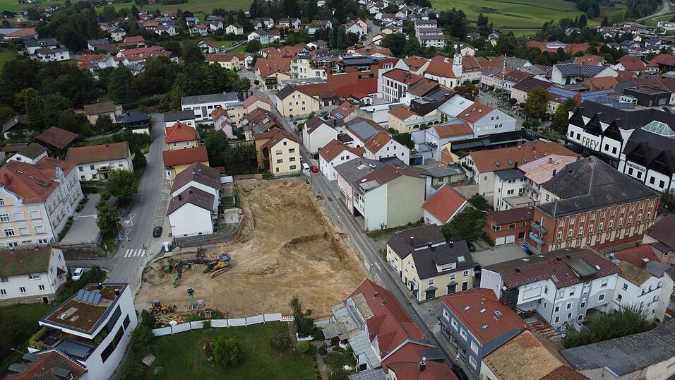 F&uuml;r den Bau des neuen Parkhauses in der Innenstadt sind die Erdarbeiten angelaufen. Ein Blick aus der Luft auf die Baugrube.