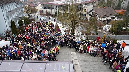 Das Ziel der Solidarit&auml;tskundgebung war die Kreisklinik Bogen, wo auf die Bedeutung der Einrichtung, sowohl im Hinblick auf die medizinische Versorgung als auch auf die Arbeitspl&auml;tze, hingewiesen wurde.