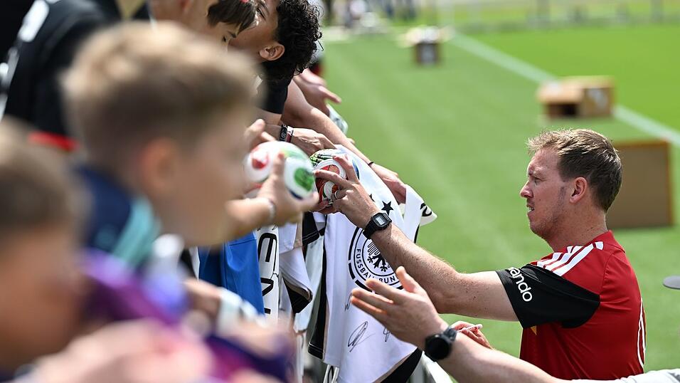 Julian Nagelsmann schreibt Autogramme f&uuml;r Fans der Nationalmannschaft (Archivbild).