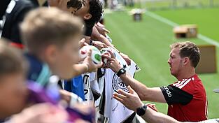 Julian Nagelsmann schreibt Autogramme f&uuml;r Fans der Nationalmannschaft (Archivbild).