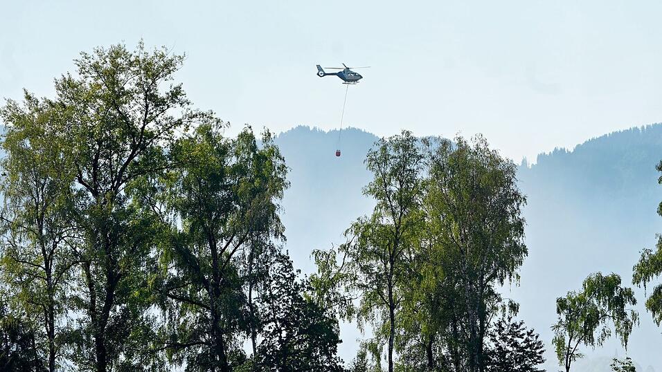 Auch mit einem Hubschrauber versuchen Einsatzkr&auml;fte die Flammen zu l&ouml;schen.