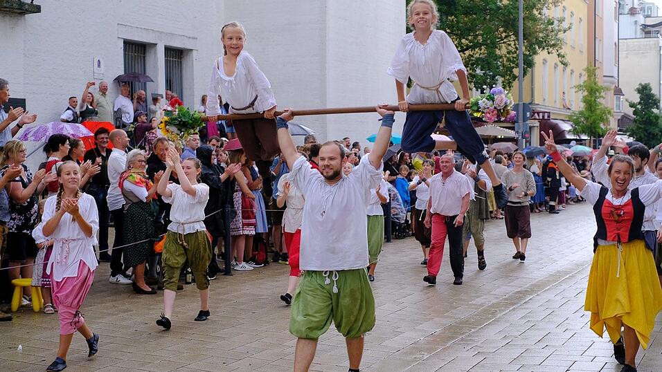 Zahlreiche Musik- und Trachtengruppen zogen nach dreij&auml;hriger Pause am Freitagabend zum Festplatz Am Hagen.