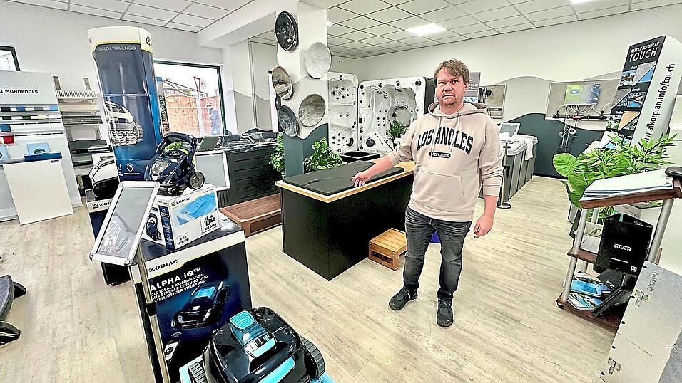 Daniel Wissmann in seiner 'Wellness World', seinem Lebenswerk. Er ist vorerst weiterhin für seine Kunden an der Von-Müller-Straße erreichbar. 'Wir lassen niemanden sitzen', ist dem 46-Jährigen wichtig zu betonen. Daniel Wissmann in seiner 'Wellness World', seinem Lebenswerk. Er ist vorerst weiterhin für seine Kunden an der Von-Müller-Straße erreichbar. 'Wir lassen niemanden sitzen', ist dem 46-Jährigen wichtig zu betonen.