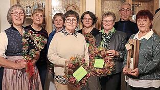 Kornelia Baumgartner mit (von links) Mariele Apfelbeck, Ilse Fuchs, Anita Blöchl, Johanna Principi, Christine Weinzierl, Bernhard Lohmeier. Sie wurden für ihre Obstbäume geehrt. Dagmar Schweiger (rechts) bekam eine Flasche Landwein für ihre Verdienste als Fotografin. Kornelia Baumgartner mit (von links) Mariele Apfelbeck, Ilse Fuchs, Anita Blöchl, Johanna Principi, Christine Weinzierl, Bernhard Lohmeier. Sie wurden für ihre Obstbäume geehrt. Dagmar Schweiger (rechts) bekam eine Flasche Landwein für ihre Verdienste als Fotografin.