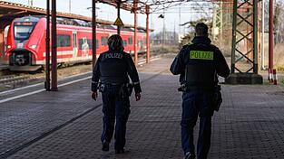 Stationäre Grenzkontrollen sind im Schengen-Raum eigentlich nicht vorgesehen und müssen, da wo sie trotzdem eingerichtet werden, bei der EU-Kommission angemeldet werden. (Archivfoto) Stationäre Grenzkontrollen sind im Schengen-Raum eigentlich nicht vorgesehen und müssen, da wo sie trotzdem eingerichtet werden, bei der EU-Kommission angemeldet werden. (Archivfoto)