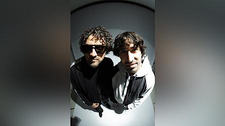 Achim Schneemann (links) alias Maniac hat die Bookingfirma &bdquo;The Gaudi is Real&ldquo; gegr&uuml;ndet. Zusammen mit Liquid geh&ouml;rt er auch zu den K&uuml;nstlern des Kollektivs.